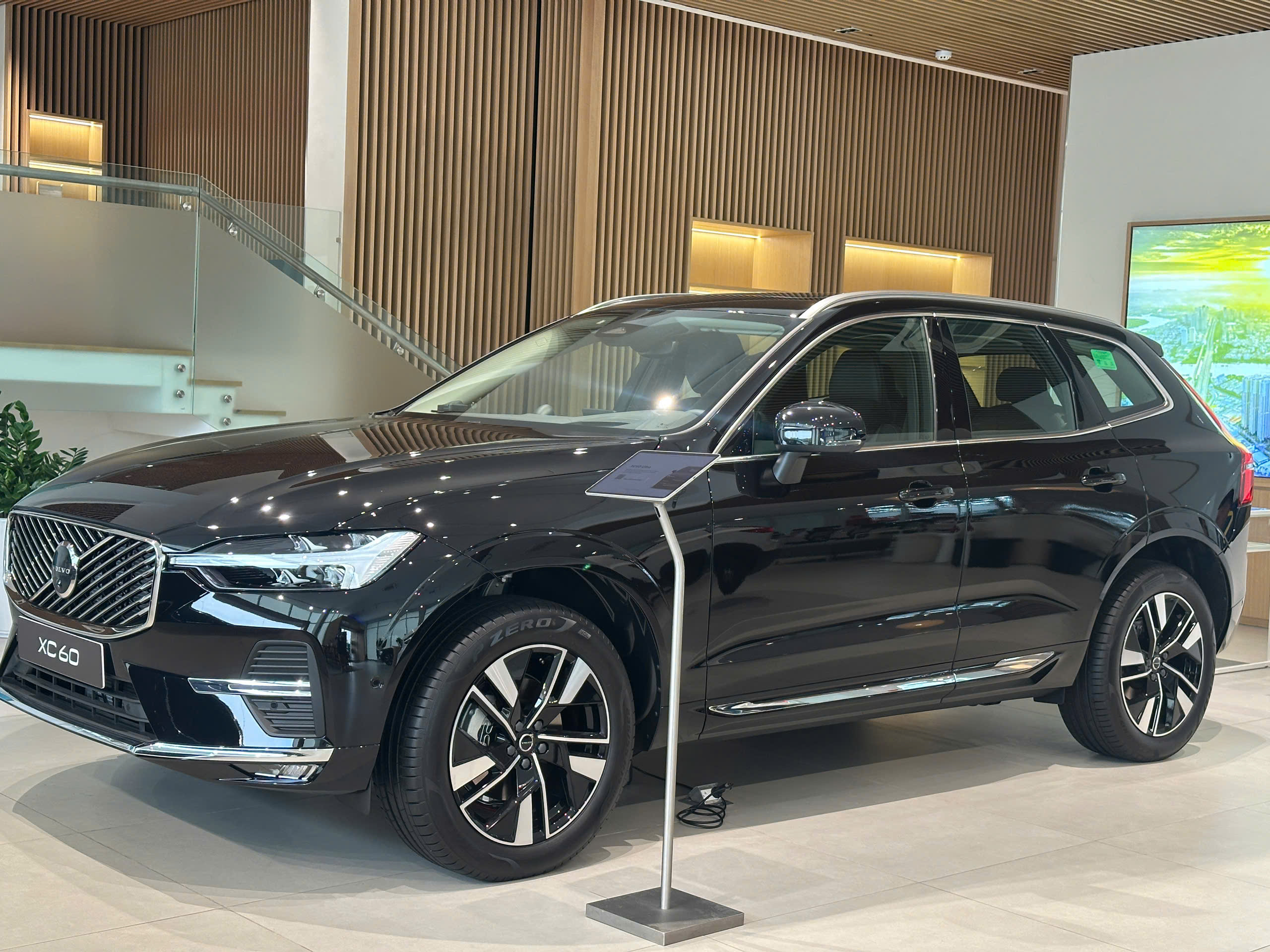 Xe SUV Volvo XC60 Ultra 2026 màu trắng sang trọng thiết kế Bắc Âu