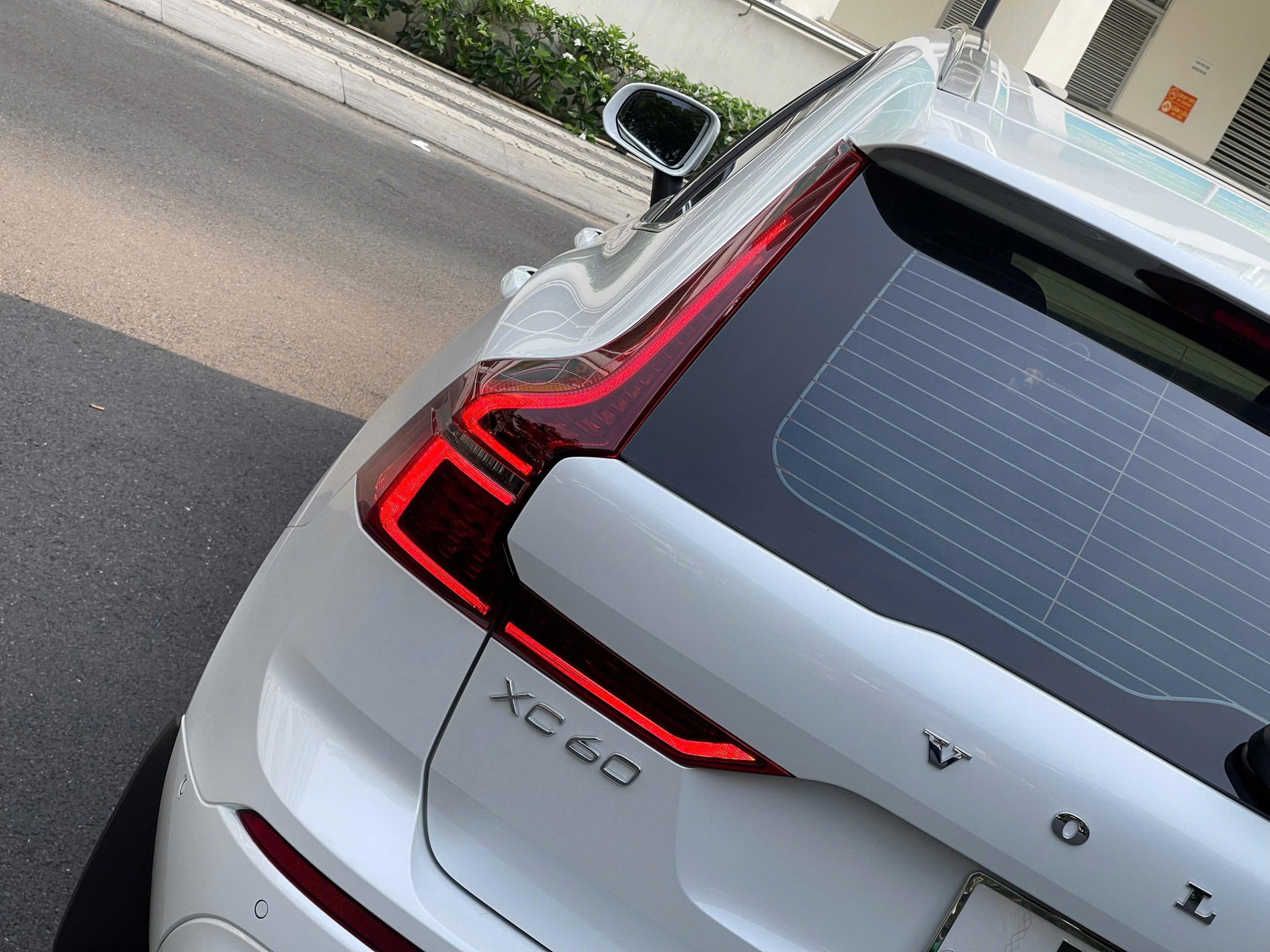 Xe SUV Volvo XC60 Ultra 2026 màu trắng sang trọng thiết kế Bắc Âu